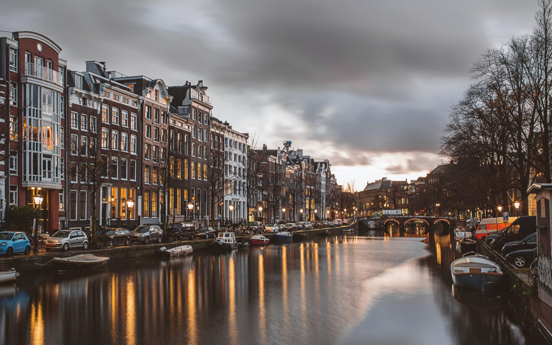 100 000 € et 10 000 € de bénéfice par mois