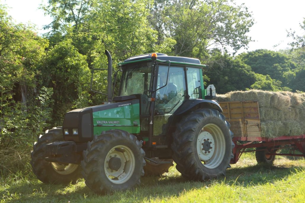 A propos : Maxence sur le tracteur familial