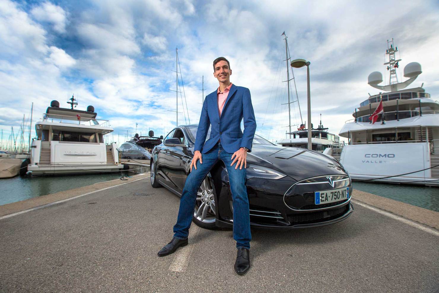 Club privé business : Maxence devant une Tesla Club privé business : Maxence devant une Tesla