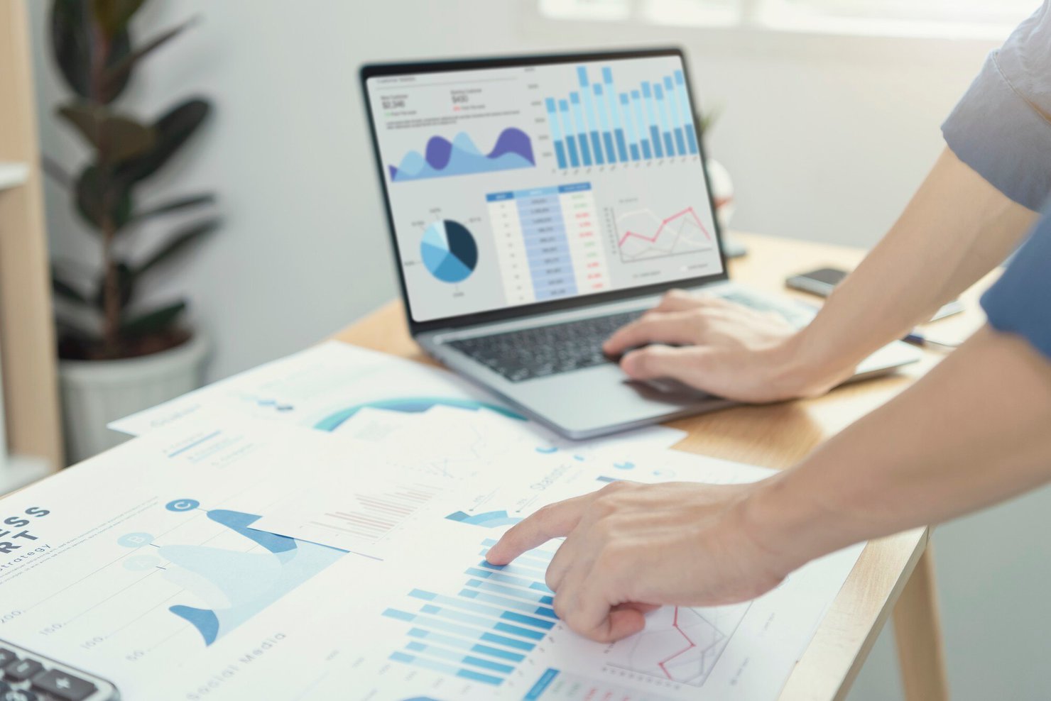 hommes-affaires-travaillant-dans-finance-comptabilite-analysez-budget-du-graphique-financier-planifiez-avenir-dans-salle-bureau_74952-1396
